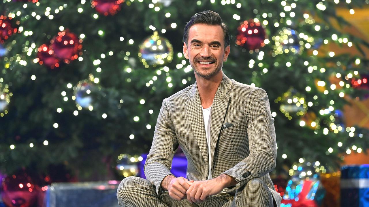 © ORF/MDR/JürgensTV/Dominik Beckmann Florian Silbereisen auf einer Coach im Studio vor einem festlich dekorierten Christbaum