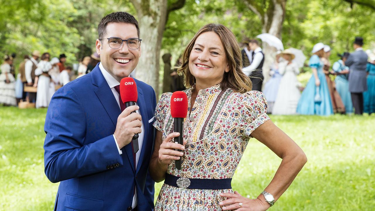 Die ORF-Moderator/innen Thomas Weber und Sigrid Maurer präsentieren die Sendung „Das Biedermeierfest 2024 aus Bad Gleichenberg“