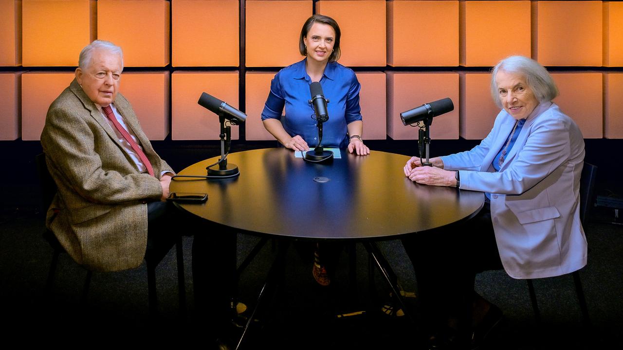 Franz Vranitzky, Susanne Schnabl und Anneliese Rohrer  sitzen mit Mikrofonen an einem runden Tisch im Podcaststudio zu "DAS GESPRÄCH Schnabl &"