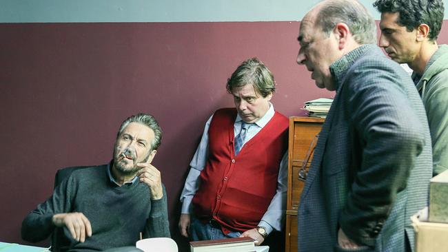 Im Bild: Rocco (Marco Giallini) mit seinen Mitarbeitern Deruta (Massimo Caprara), Cassella (Gino Nardella) und Scipioni (Alberto Lo Porto) von der Questura in Aosta.