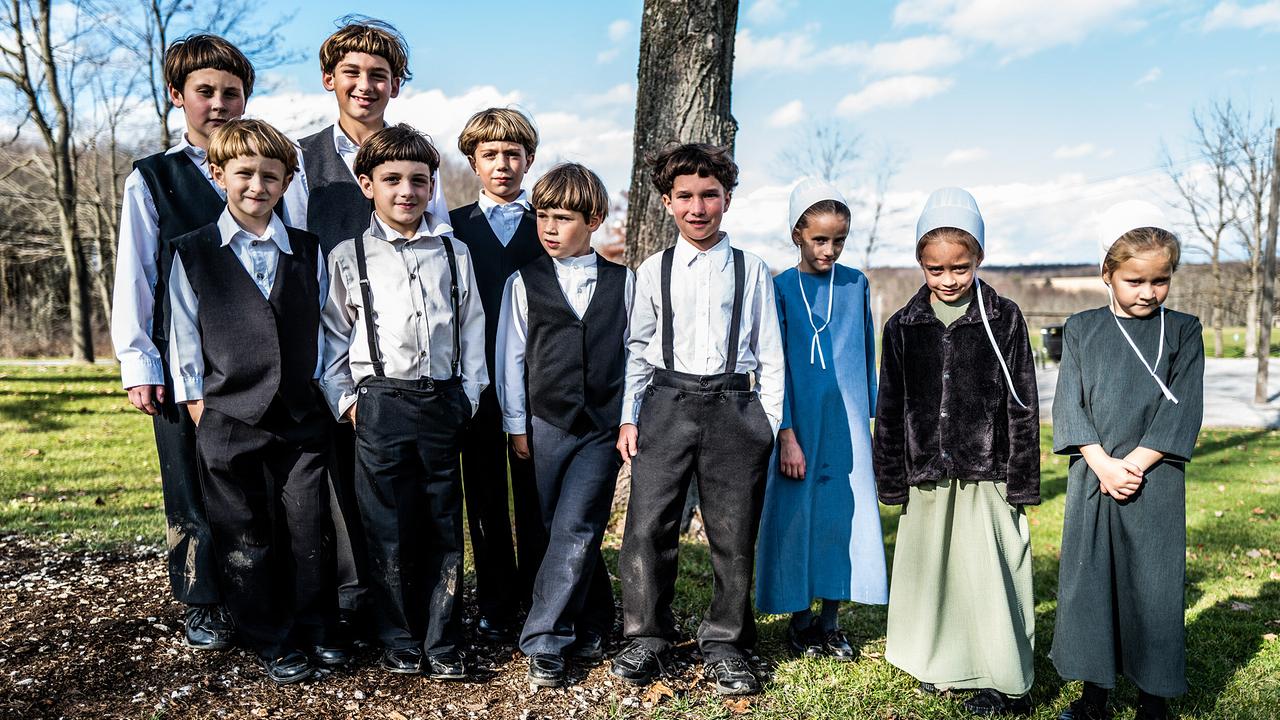 © ORF/ZDF Das Leben der Amish: Eine Gruppe von Amish-Kindern stehen vor einem Baum