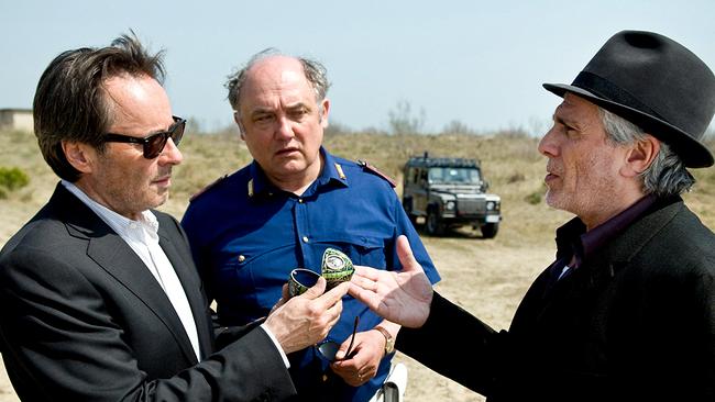 Im Bild: Brunetti (Uwe Kockisch, li.) und Sergente Vianello (Karl Fischer, Mitte) verhandeln mit dem Roma-Anführer Tanovic (Gojko Mitic).