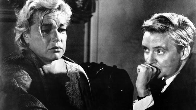 Im Bild: La Condesa (Simone Signoret) kann dem Schiffsarzt Dr. Schumann (Oskar Werner) ihre Rauschgiftsucht nicht verheimlichen.