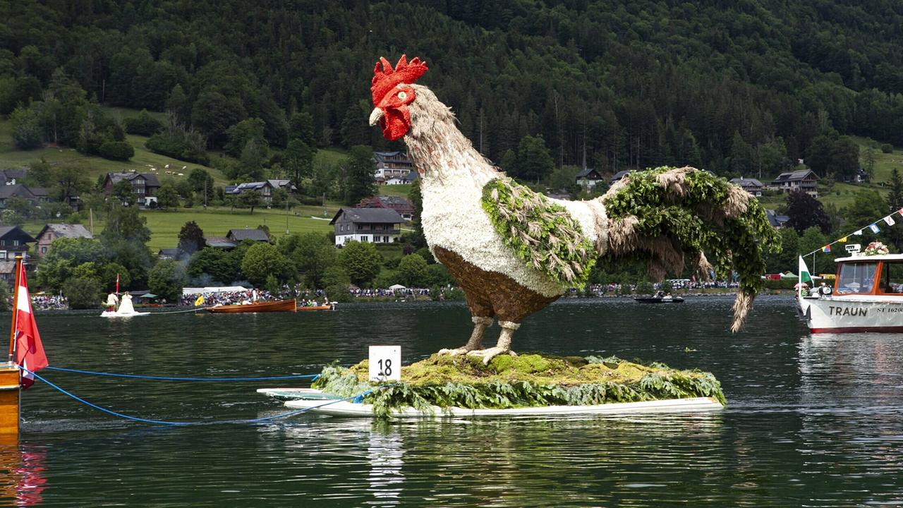 Das Narzissenfest 2025 - Die Blumenpracht aus dem Ausseerland: Archivbild 2024. In der Kategorie „Neue Gestelle“ holte sich die Figur „Hahn Martin“ - vom Team Thomas Feldhammer und Franz Loitzl - 2024 den Sieg.
