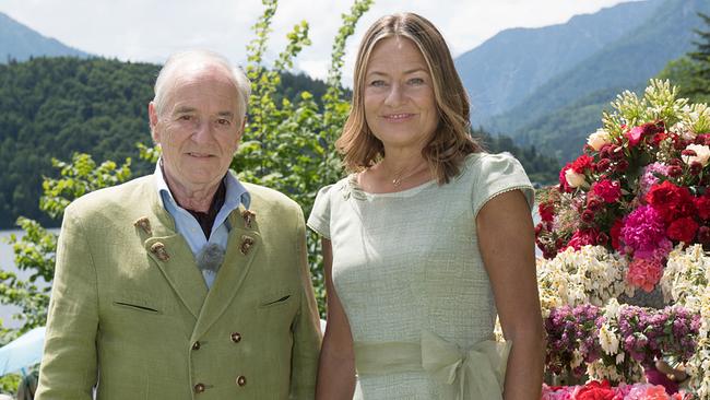 © ORF/Landesstudio Steiermark//DigiART Ralf Tornow Die Moderatoren Reinhart Grundner und Sigrid Maurer stehen im Freien vor der Blumenpracht im Ausseerland