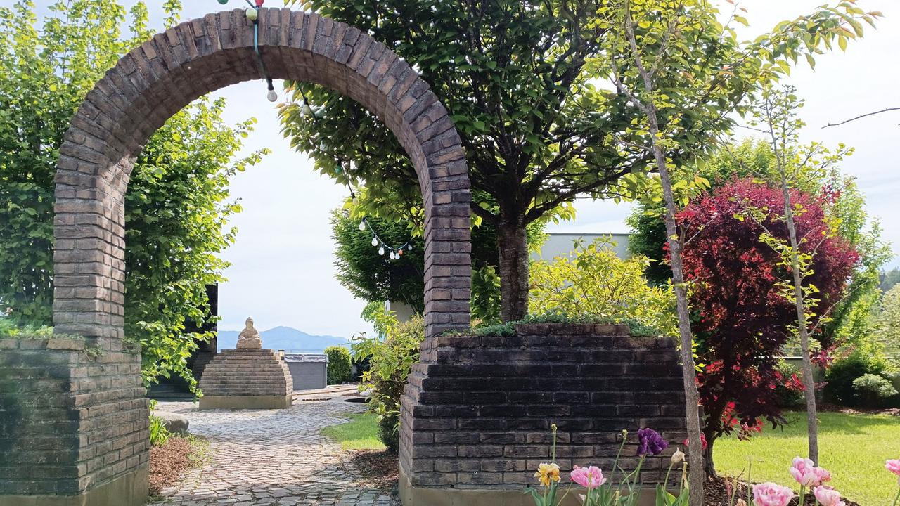 Garteln mit Ausblick – Das ist das Motto im vielfältig gestalteten Dachgarten im Salzburger Wals. Blühende Gehölze und Stauden bietet auch in luftiger Höhe Nahrung und Lebensraum für Insekten und Vögel. Das Besondere: der Garten ist nach Feng Shui gestaltet
