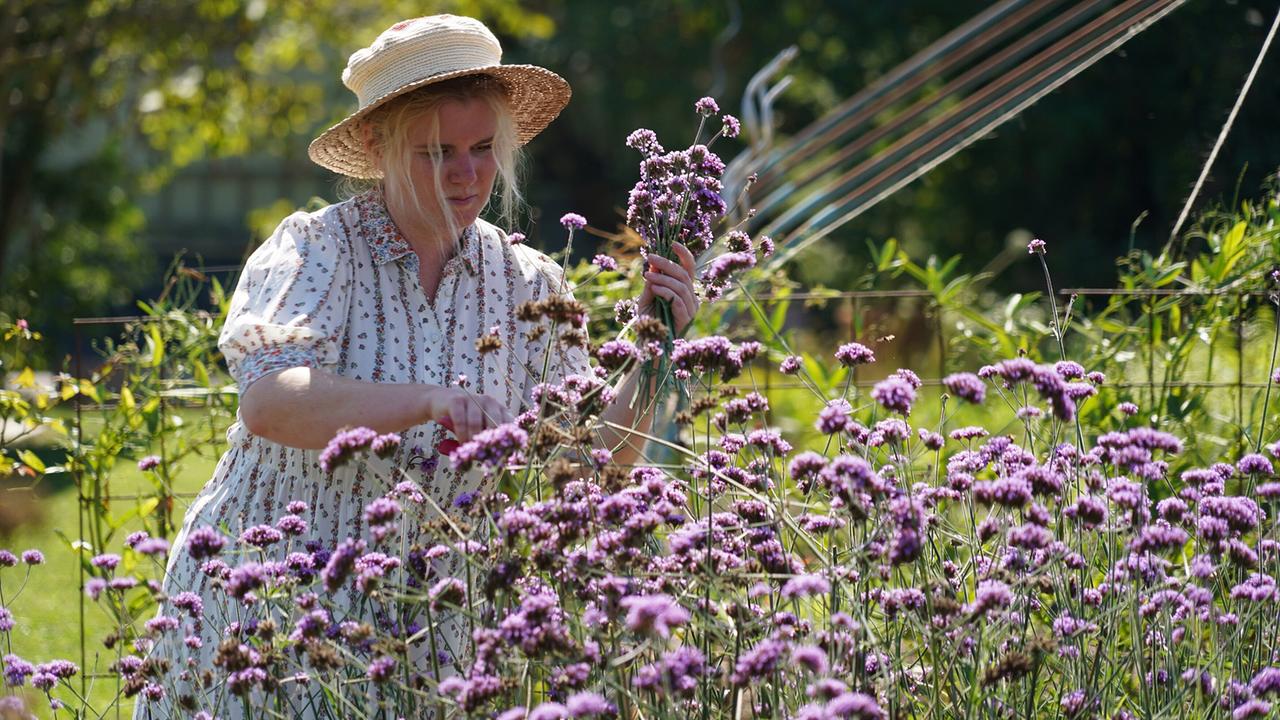 Tamara Holzer hat sich in Fehring im steirischen Vulkanland eine wunderbare, grüne Oase geschaffen. Naturbelassenheit steht für die Gartenenthusiastin im Mittelpunkt. Hier wird nicht gegossen und was ausgesät wird, muss seinen eigenen Weg finden. In diesem wunderbaren Naturgarten gilt im wahrsten Sinne des Wortes: zurück zu den Wurzeln