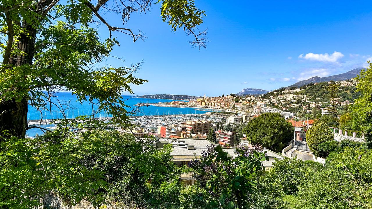 © ORF/Ralph Huber-Blechinger Blick auf Menton an der Côte d’Azur mit Meer, Hafen, Stadt und bewaldeten Hügeln im Vordergrund unter blauem Himmel