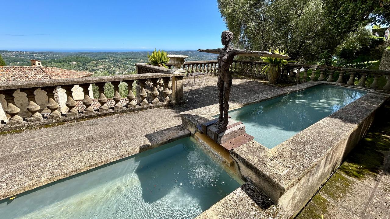 © ORF/Ralph Huber-Blechinger Terrasse mit steinerner Balustrade und zwei rechteckigen Wasserbecken, dazwischen eine bronzene Skulptur , im Hintergrund Olivenbäume und weiter Blick ins Tal