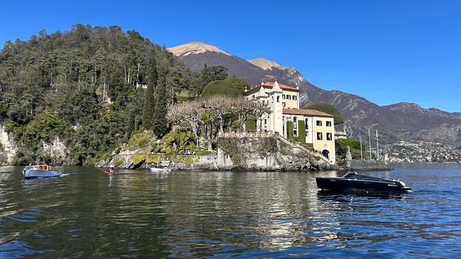 Blick vom Comer See auf die Villa del Balbianello auf der Spitze der Halbinsel Lavedo in Lenno bei Sonnenschein.