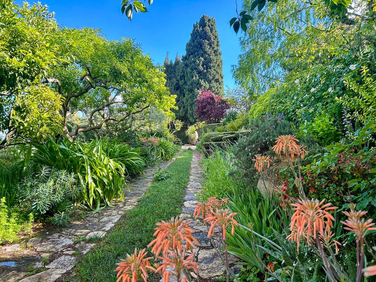 © ORF/Ralph Huber-Blechinger Das Paradies in der Ferne: Die Villa Fort France wurde um 1930 von Lady Fortescue, erbaut. Der Garten ist in ständiger Entwicklung durch die Einführung neuer mediterraner oder exotischer Arten. In Fort France hat das Wort Artenvielfalt einen tieferen Sinn. Der Verzicht auf chemische Behandlung hat erlaubt, ein Gleichgewicht von Flora und Fauna herzustellen.