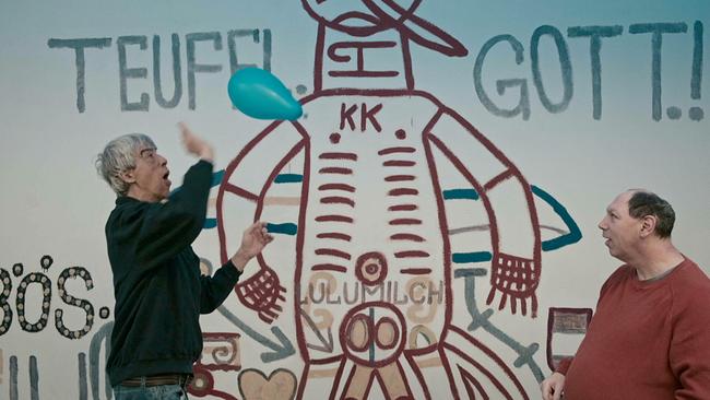 © ORF/Electric Shadows Films Die Gugginger Künstler Günther Schützenhöfer und Jürgen Tauscher beim Luftballonspielen im Haus der