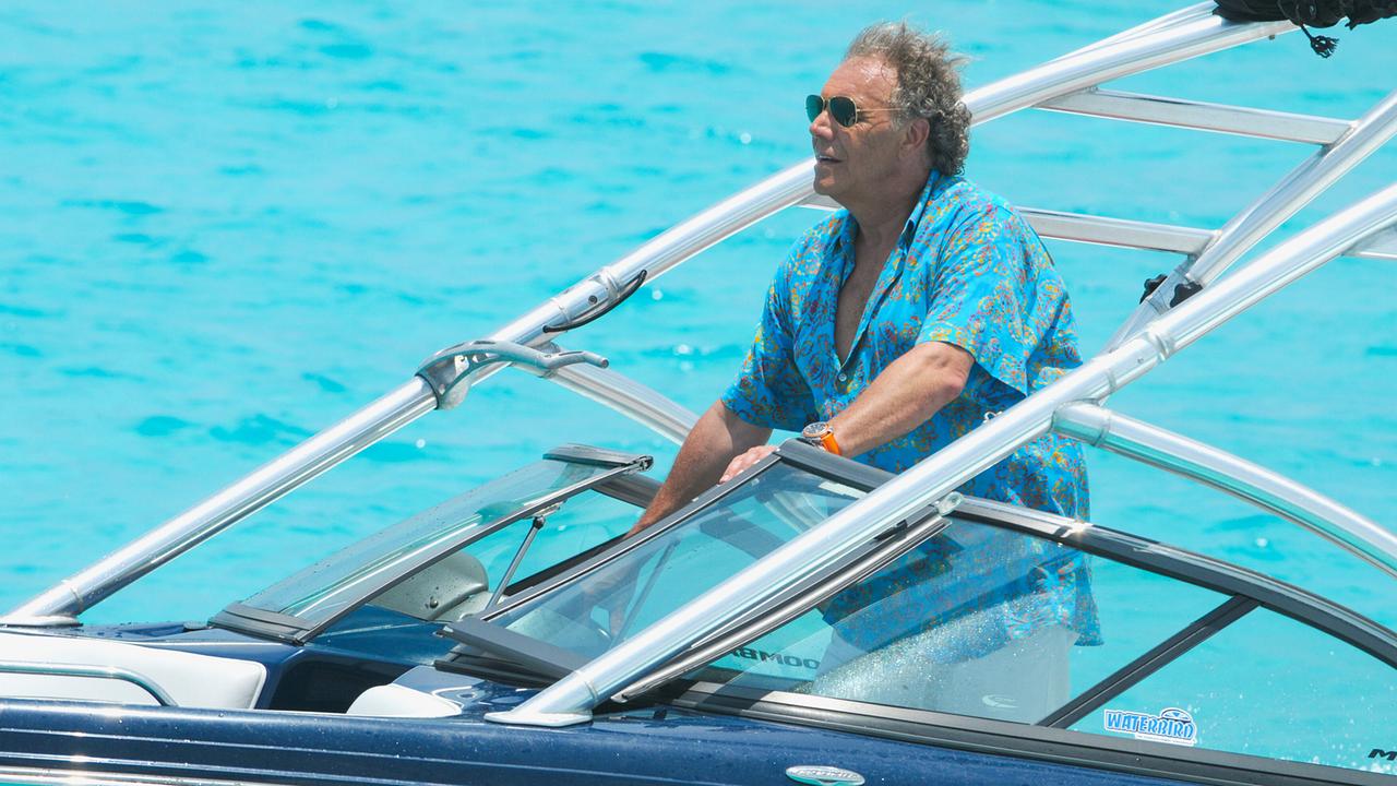 Markus Winter steuert hochkonzentriert ein Sportboot.