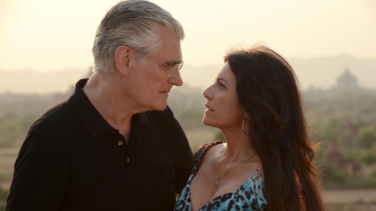 © ORF/Lisa Film/Oliver Roth Georg Körner und Maria Schneider schauen sich tief in die Augen.