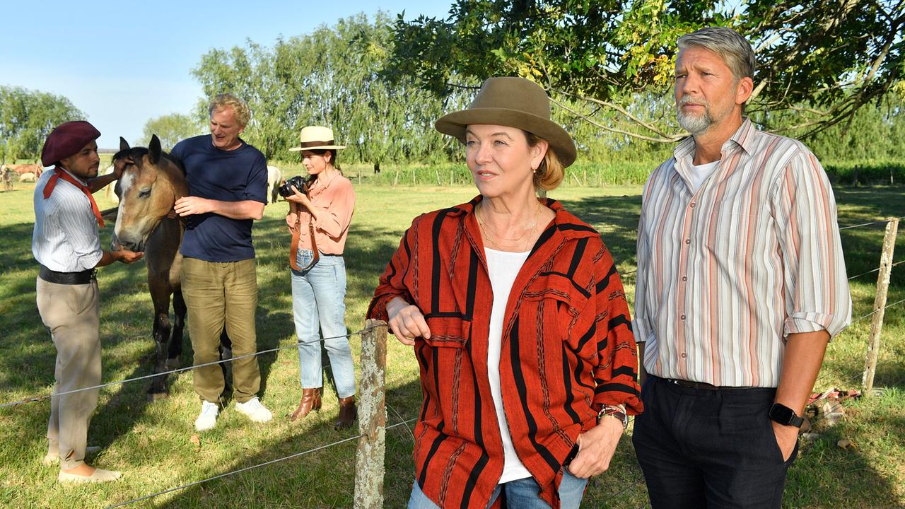 "Das Traumschiff: Argentinien": Lisa Schneider (Jocye Ilg, mi.) feiert ihren 30. Geburtstag mit ihrem neuen Freund Andreas Weingärtner (Kai Lentrodt, 2. v. l.) und ihren geschiedenen Eltern Maja Wolf (Margarita Broich, 2. v. r.) und Konrad Schneider (Kai Wiesinger, r.). Geht das gut?