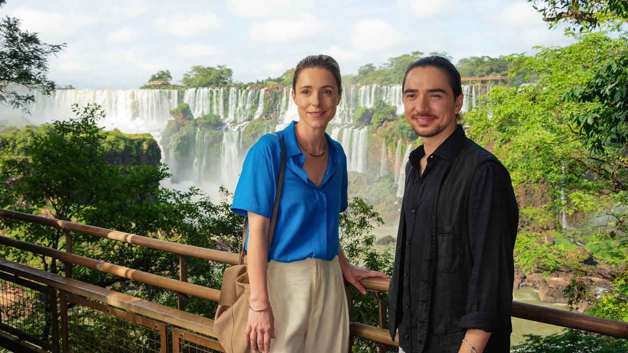 "Das Traumschiff: Argentinien": Cora Bruns (Friederike Linke) versucht ein Vertrauensverhältnis zu Tobias Bender (Ivo Kortlang) aufzubauen.