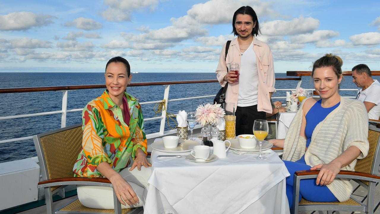 "Das Traumschiff: Argentinien": Die Yogalehrerin (Alessandra Meyer-Wölden, l.), Cora Bruns (Friederike Linke, r.) und Tobias Bender (Ivo Kortlang, mi.) liegen auf einer Wellenlänge.