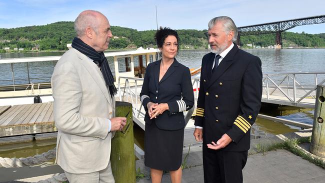 "Das Traumschiff: Hudson Valley": Ermutigt von Hanna Liebhold (Barbara Wussow, mi.) sucht Staff-Kapitän Martin Grimm (Daniel Morgenroth, r.) ein klärendes Gespräch mit dem Reeder Hendrik Hansen (Peter Kremer, l.).