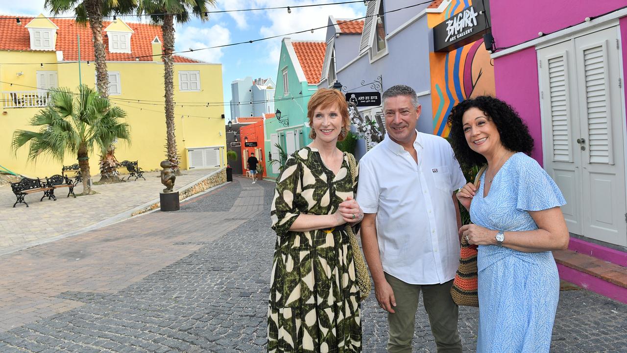 "Das Traumschiff: Curacao": Jochen Thabazi (Joachim Llambi, mi.) lädt Hanna Liebhold (Barbara Wussow, r.) und Birgit Schneider (Fanny Stavjanik, l.) zu einem Salsa-Abend ein.