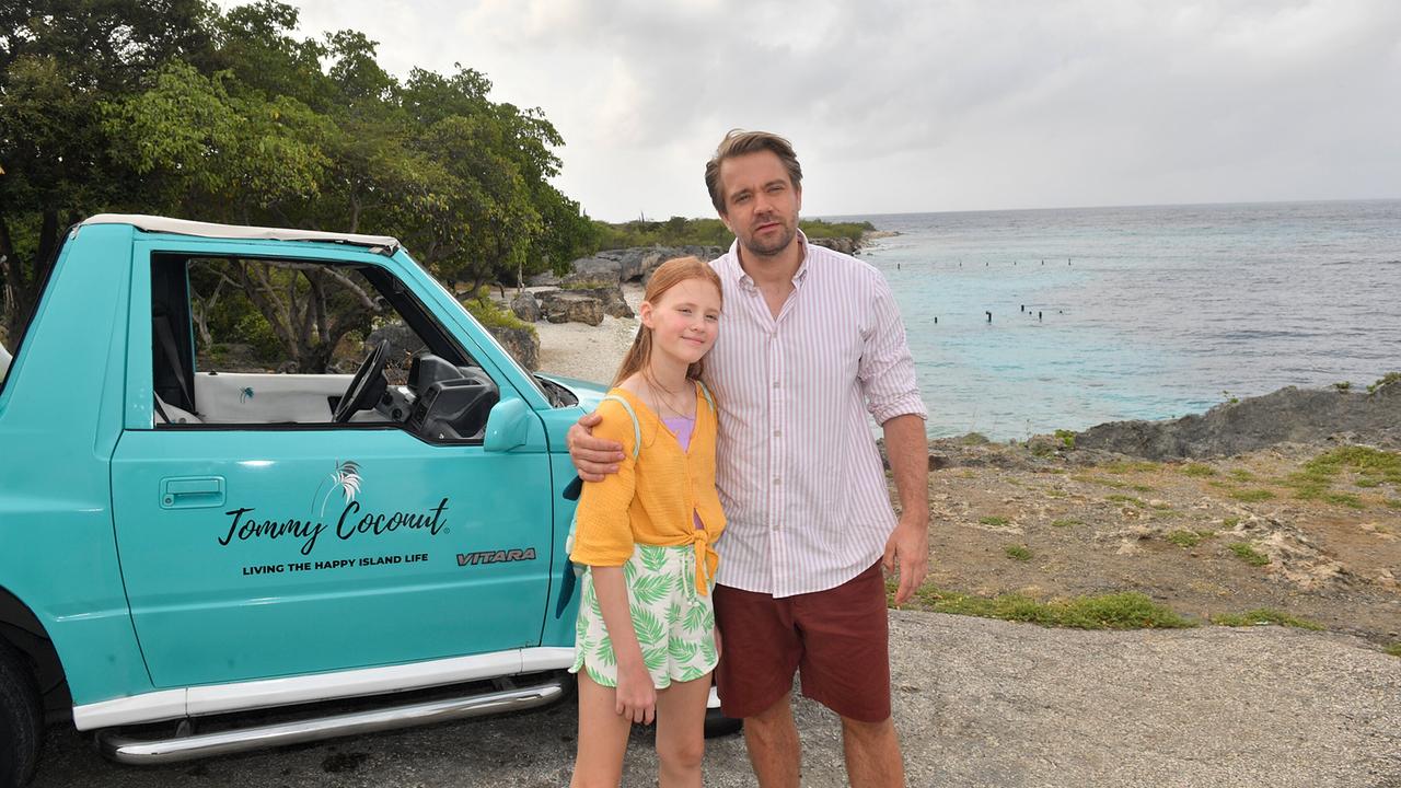 "Das Traumschiff: Curacao": Philipp Korte (David Korbmann) erfüllt seiner Tochter Mia (Greta Caspary) einen Traum: Sie besuchen die Brutplätze der Schildkröten.