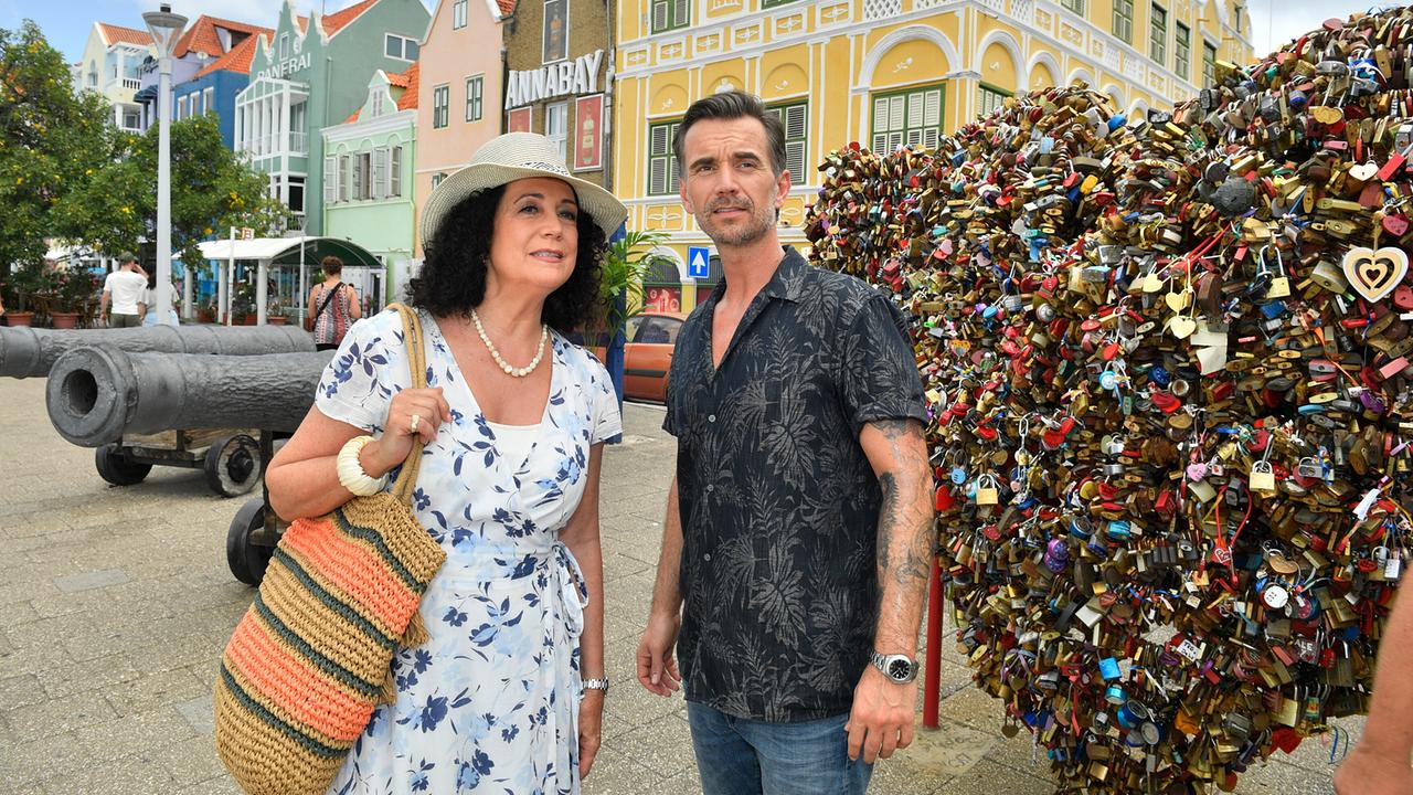 "Das Traumschiff: Curacao": Hanna Liebhold (Barbara Wussow) und Max Parger (Florian Silbereisen) beobachten einen Vorfall in der ferne. Müssen sie eingreifen?