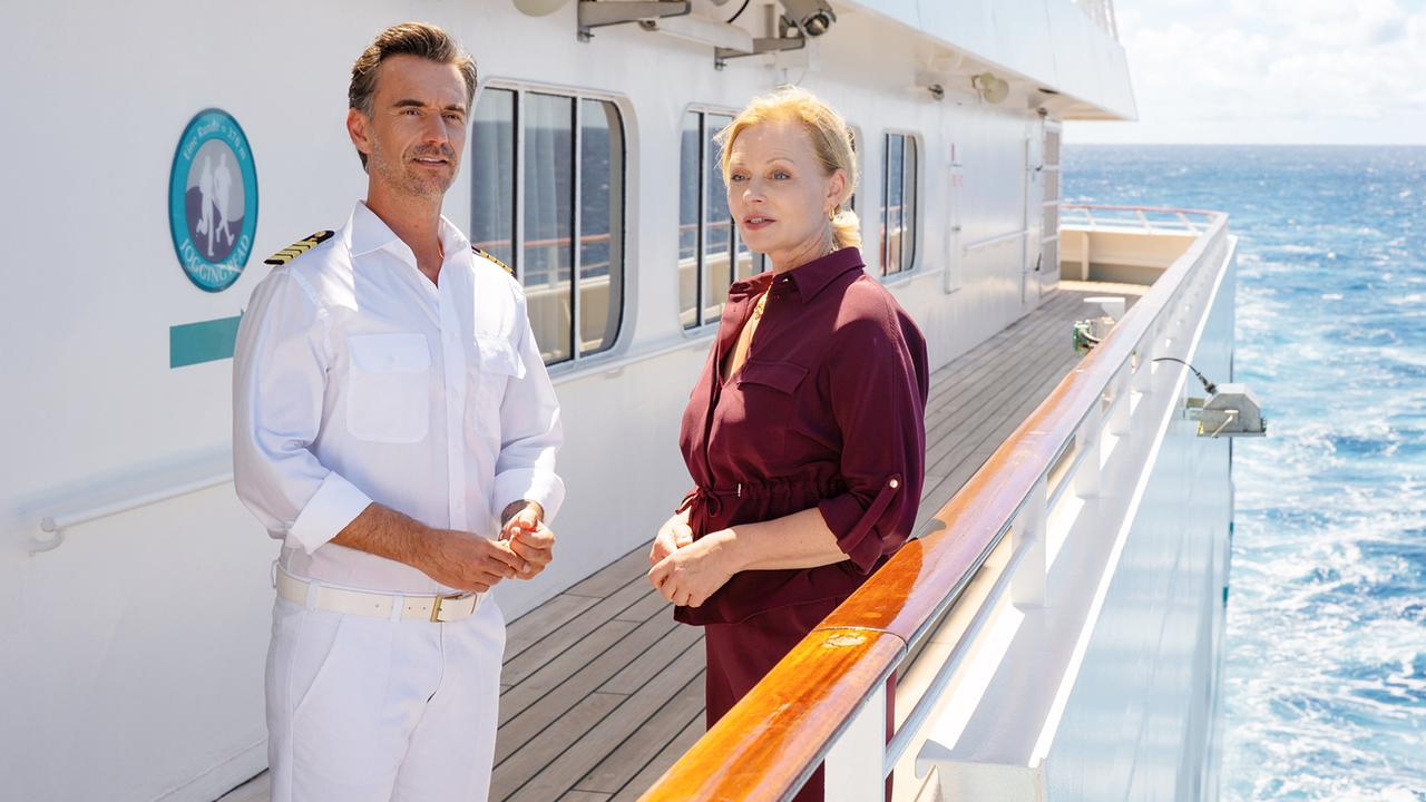 Florian Silbereisen und Susanna Simon im Gespräch auf dem Außendeck des Traumschiffes