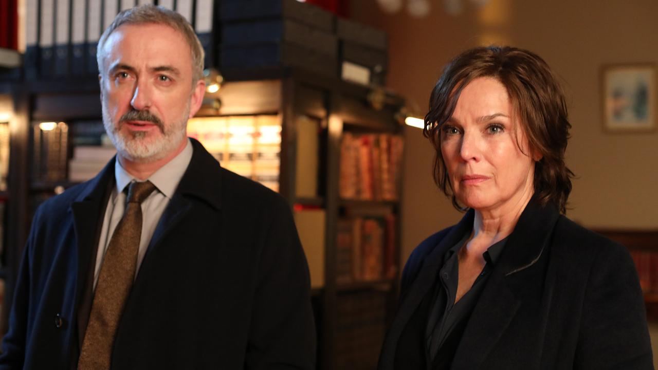 Im Bild: Psychologin Cathrin Blake (Désirée Nosbusch) und Superintendent Kelly (Declan Conlon) stehen vor einem rätselhaften Entführungsfall.