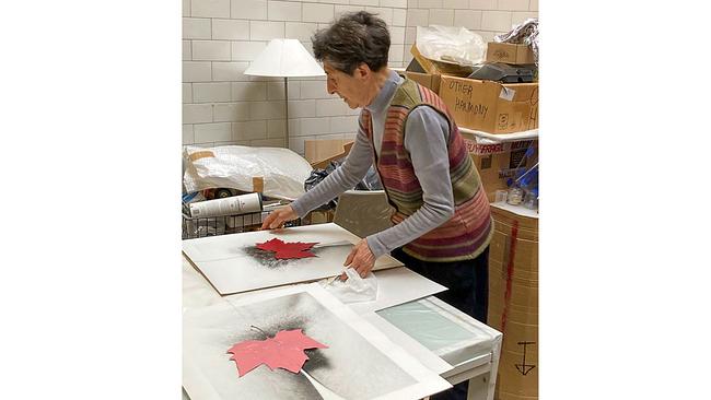 Esther Ferrer bei der künstlerischen Arbeit mit Feigenblatt