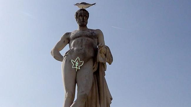 Skulptur nackter Mann mit gezeichnetem Feidenblatt vor dem Geschlecht