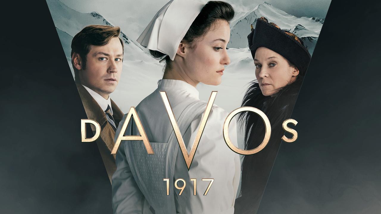 Im Bild: Die Schweizer Krankenschwester Johanna Gabathuler (Dominique Devenport, Mitte), Dr. Mangold (David Kross) und Gräfin Ilse von Hausner (Jeanette Hain).