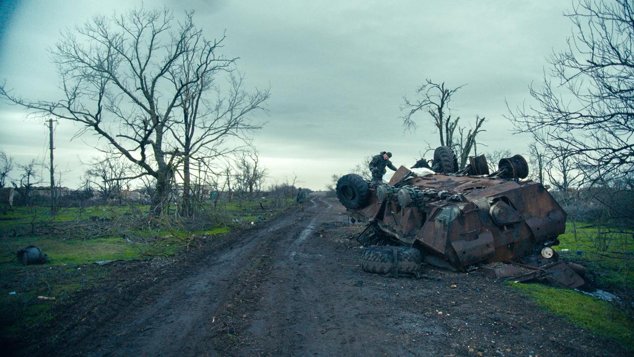 Dear Beautiful Beloved - Mann auf umgekipptem Panzer