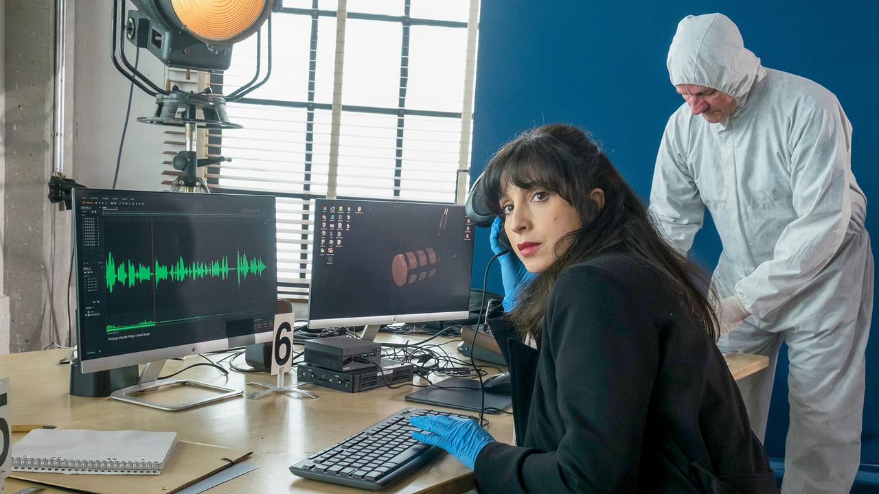 Annabell Lorenz hört sich die letzte Aufnahme des Opfers an.