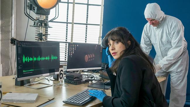 © ORF/ZDF/Erika Hauri Annabell Lorenz hört sich die letzte Aufnahme des Opfers an.