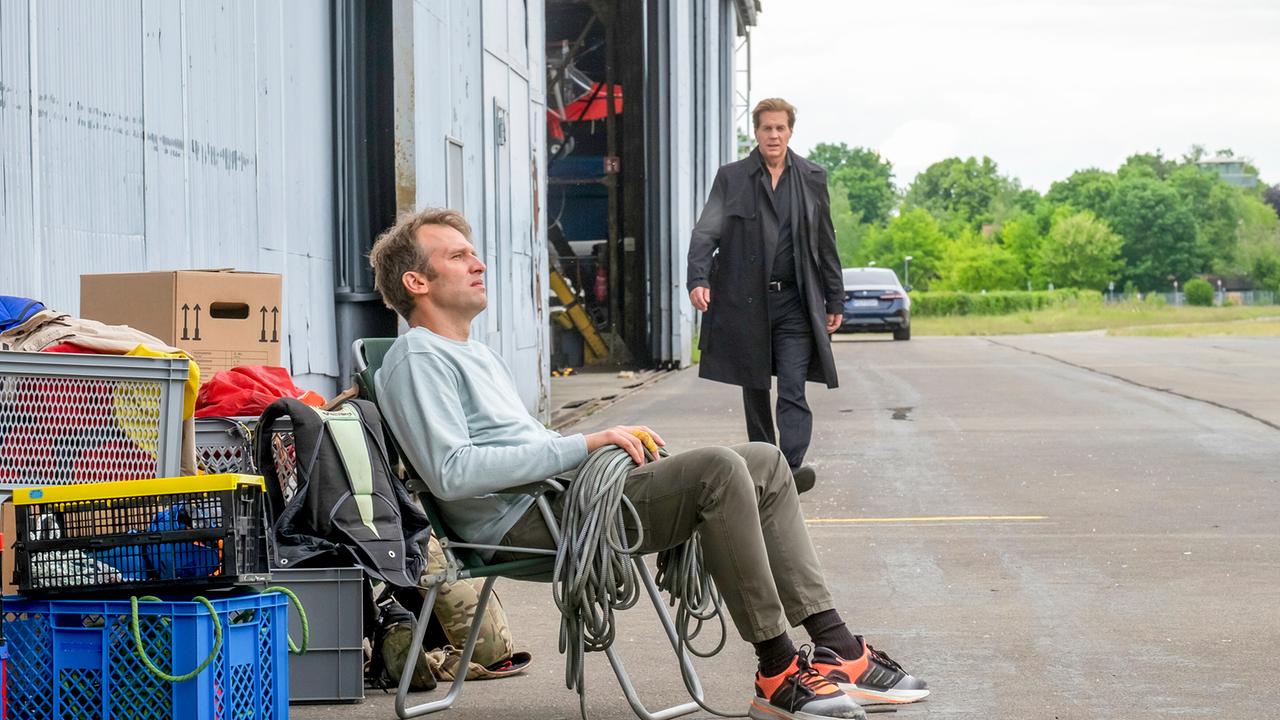 Für Tom Keller ist der Podcast zu seinem Fall mehr als nur geschäftsschädigend, wie er Caspar Bergmann erklärt.