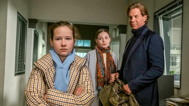 Warum sich Aurelia Bergmann nicht dafür entschuldigen möchte, ein anderes Mädchen in eine Pfütze gestoßen zu haben, ist ihrer Mutter Johanna Bergmann und ihrem Großvater Caspar Bergmann ein Rätsel.