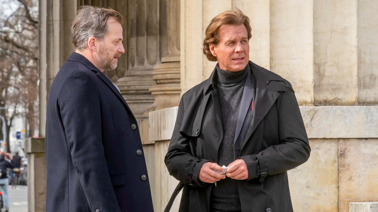 Caspar Bergmann erwischt Mario Degenhardt bei der Annahme eines ganz besonderen Gegenstands.