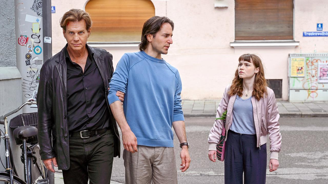 Tanja Gebhardt ist fassungslos, als Caspar Bergmann ihren Freund Benjamin Lauer als Verdächtigen abführt.