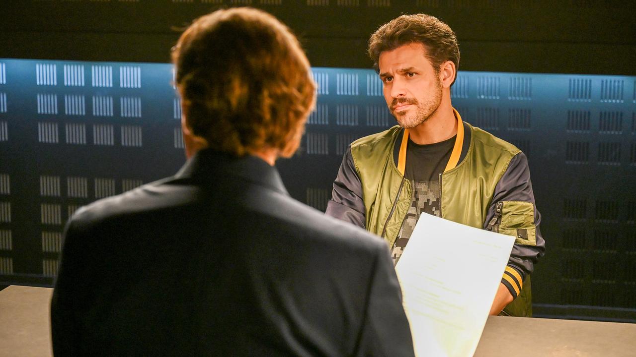 Im Verhör mit Michael Mang versucht Caspar Bergmann diesen aus der Reserve zu locken.