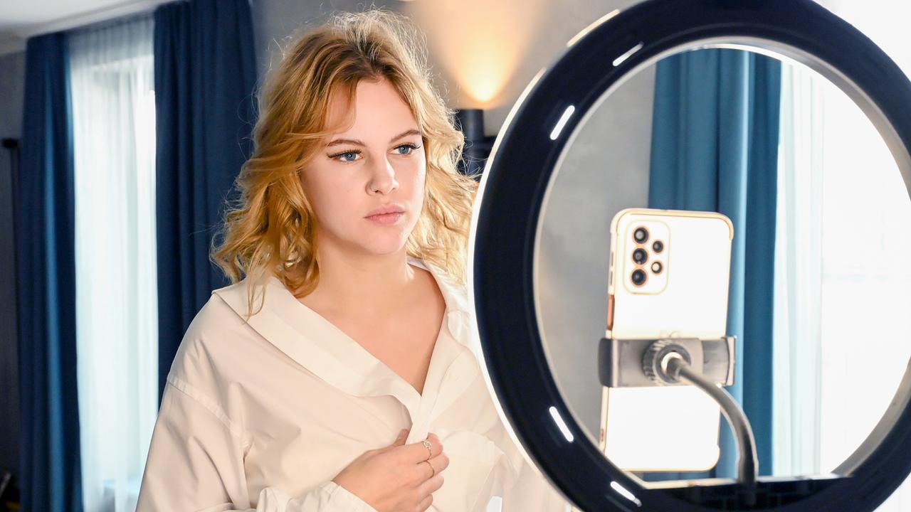 Um sich wie ihre anderen Klassenkameraden auch die neusten Klamotten und Geräte leisten zu können, verkauft Janna Thiel intime Fotos von sich im Netz.