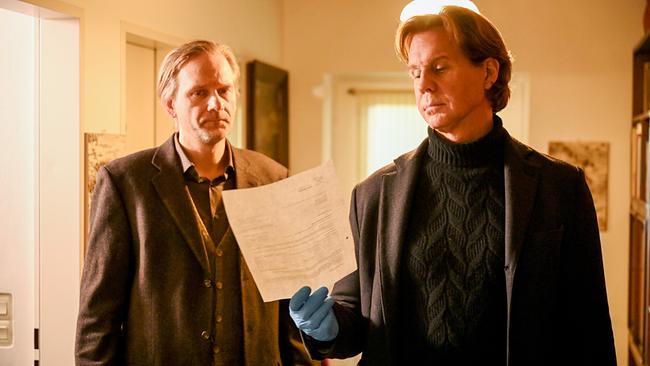 Im durchwühlten Wohnzimmer der Toten finden der Sohn Michael Pfeiffer und Caspar Bergmann ein interessantes Dokument.