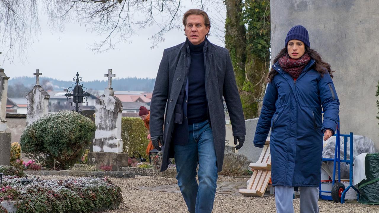© ORF/ZDF/Erika Hauri Auf dem Friedhof schreiten Caspar Bergmann und Annabell Lorenzgerade noch rechtzeitig ein, bevor ein weiteres Unglück passieren kann.