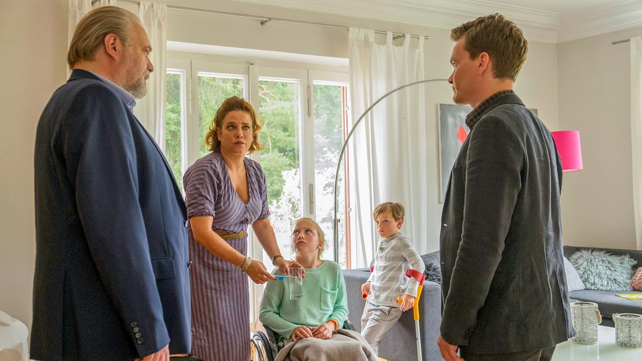 © ORF/ZDF/Erika Hauri Hauptkommissar Richard Voss und Tom Kupfer befragen die Mutter der Toten Hanna Heise.