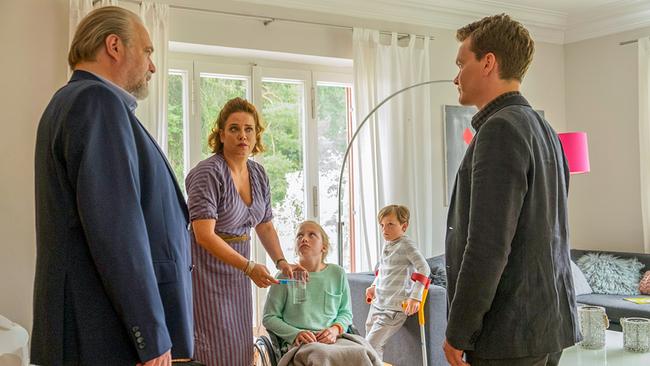 © ORF/ZDF/Erika Hauri Hauptkommissar Richard Voss  und Tom Kupfer befragen die Mutter der Toten Hanna Heise.