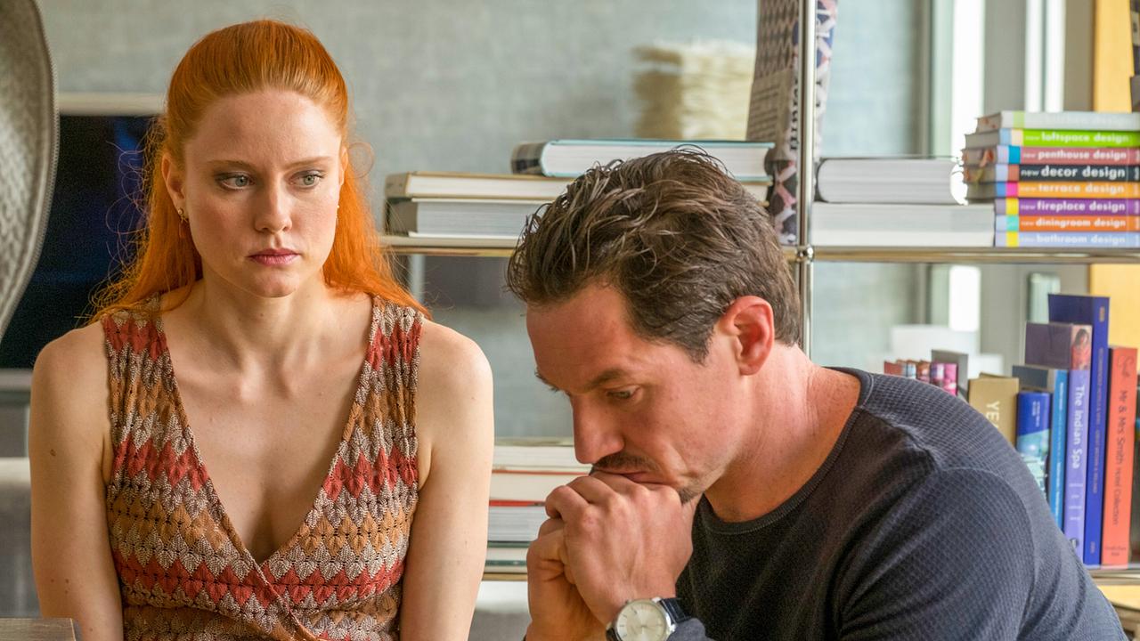 © ORF/ZDF/Erika Hauri Valerie Furnier muss ihren Freund Frank Heise trösten.