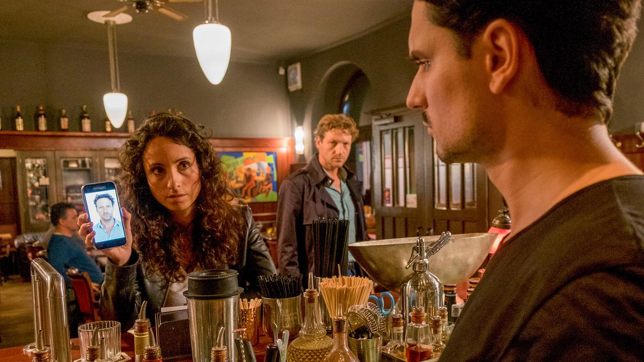 © ORF/ZDF/Erika Hauri Kommissarin Annabell Lorenz überprüft das Alibi von Oskar Bachmann.