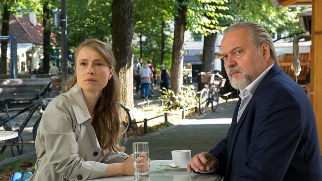 © ORF/ZDF/Erika Hauri Hauptkommissar Richard Voss trifft sich mit Nina Keppler in einem Café.