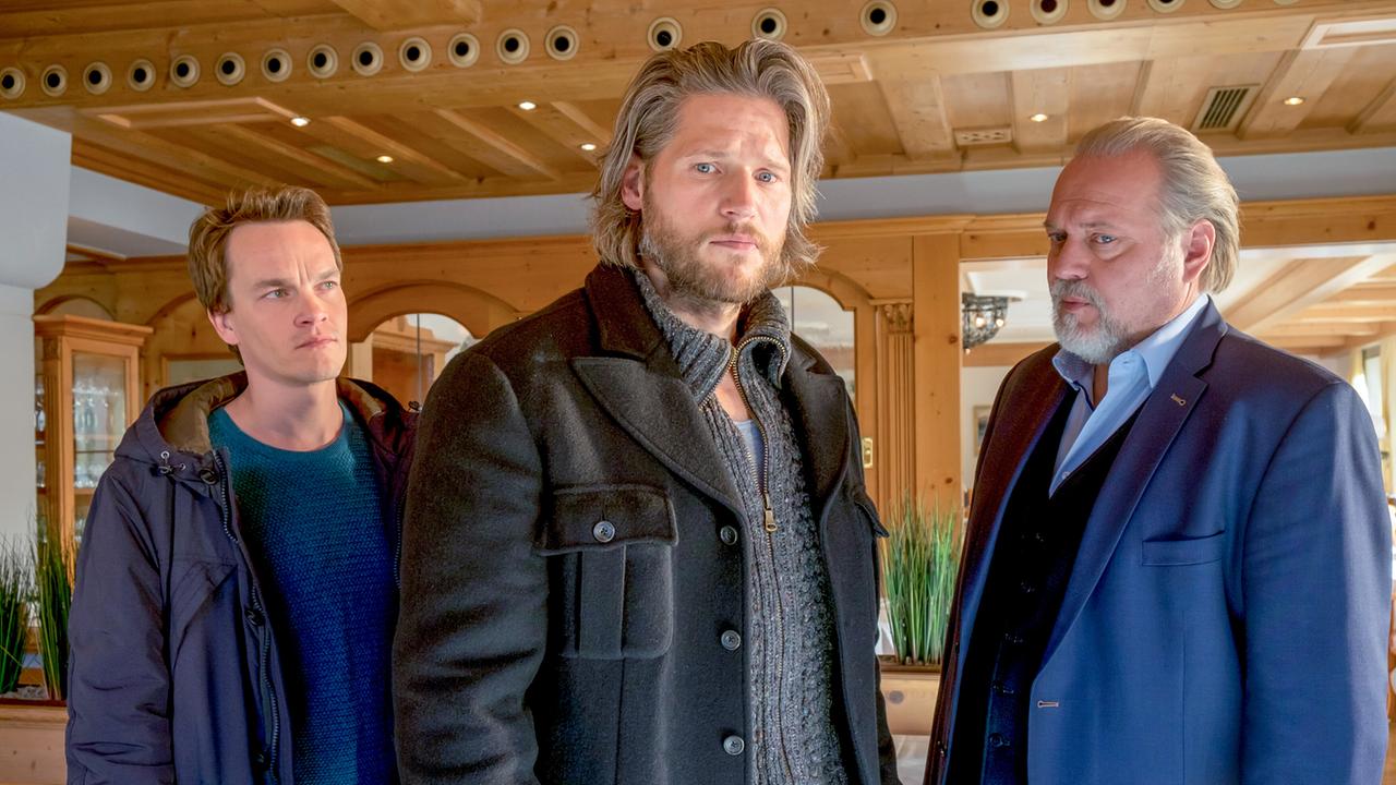 Tom Kupfer und Richard Voss wollen wissen, warum Stefan Dombach noch nicht abgereist ist.