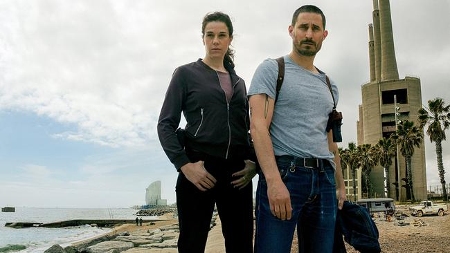 © ORF/Beta Film/Degeto/Lucia Faraig Kommissarin Fina Valent und Kommissar Xavi Bonet stehen am Strand von Barcelona und blicken direkt in die Kamera