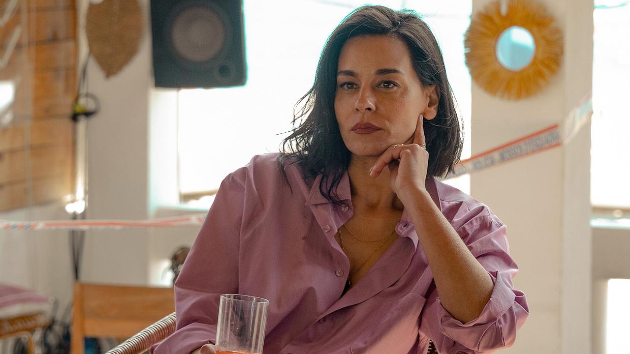 © ORF/Beta Film/Degeto/Lucia Faraig Edita Malovčić sitzt entspannt als Ärztin Sofia bei der Befragung in ihrer Wohnung