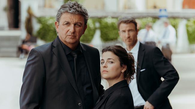 Nach dem plötzlichen Tod von Rolf Pflüger ist Lilli Gruber fest entschlossen, seinem letzten Willen nachzukommen.